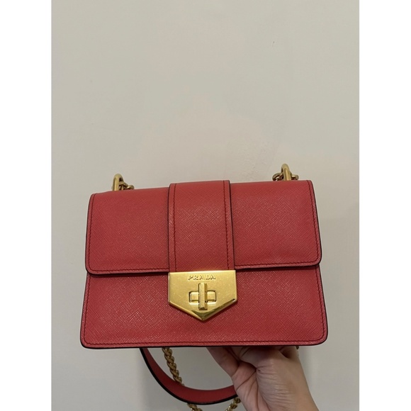 Prada purse - Picture 4 of 9